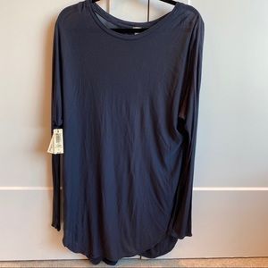 Aritzia top in navy blue bnwt